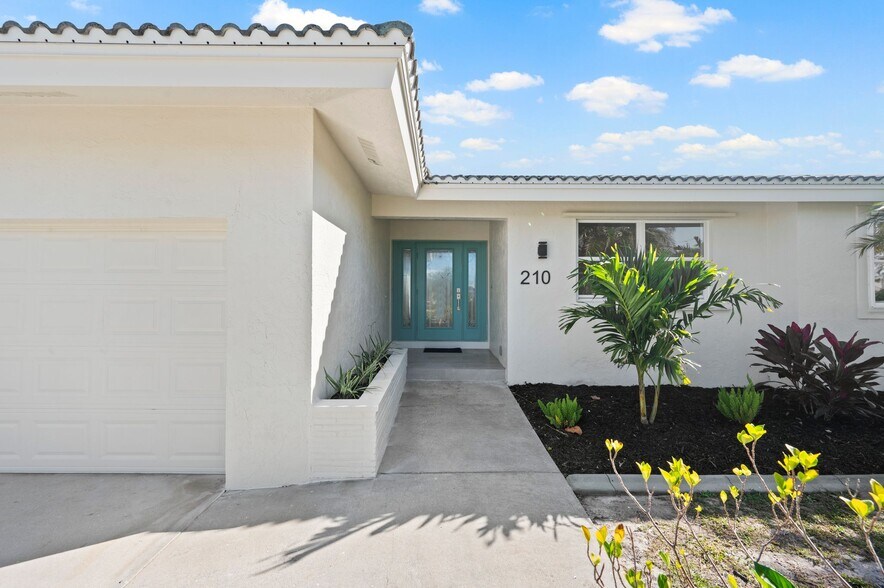 Building Photo - 210 Divinci Dr