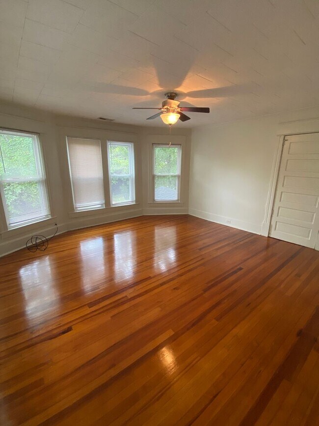 Building Photo - Adorable Upstairs Duplex / Central AC / W&D / Near Duke East