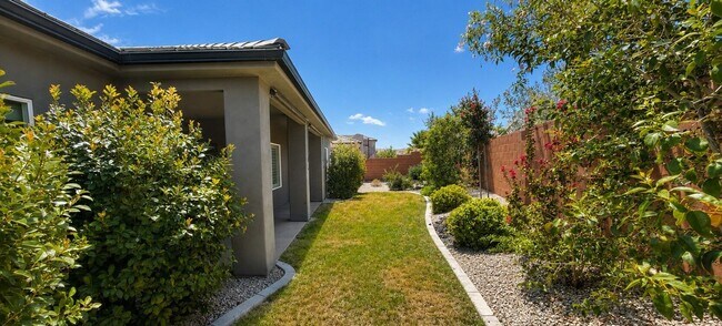 Building Photo - 436 S Desert Shelter Dr