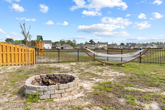 Building Photo - 525 Birdsong Dr