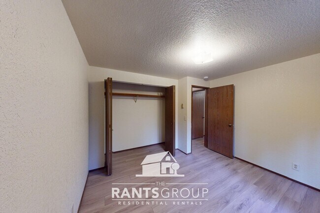 Building Photo - 832R