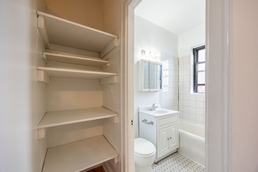 Building Photo - 4828 N Damen Ave