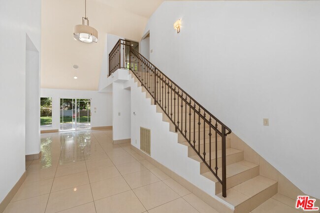 Building Photo - 10926 Alta View Dr
