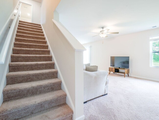 Building Photo - 551 Poppleton Dr