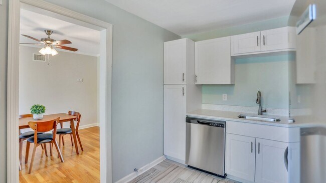 Building Photo - Beautifully renovated Move-in Ready 2bed 1...