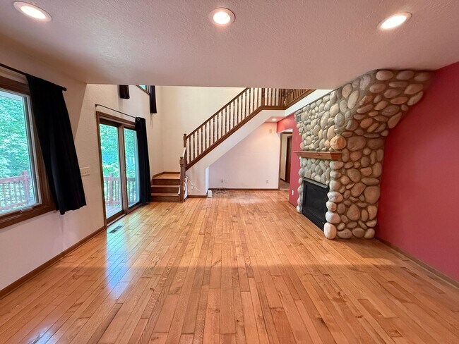 Building Photo - 7366 Surrey Dr
