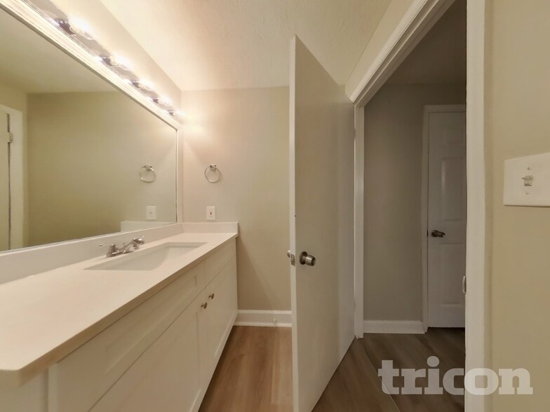 Building Photo - 1527 Flat Rock Rd