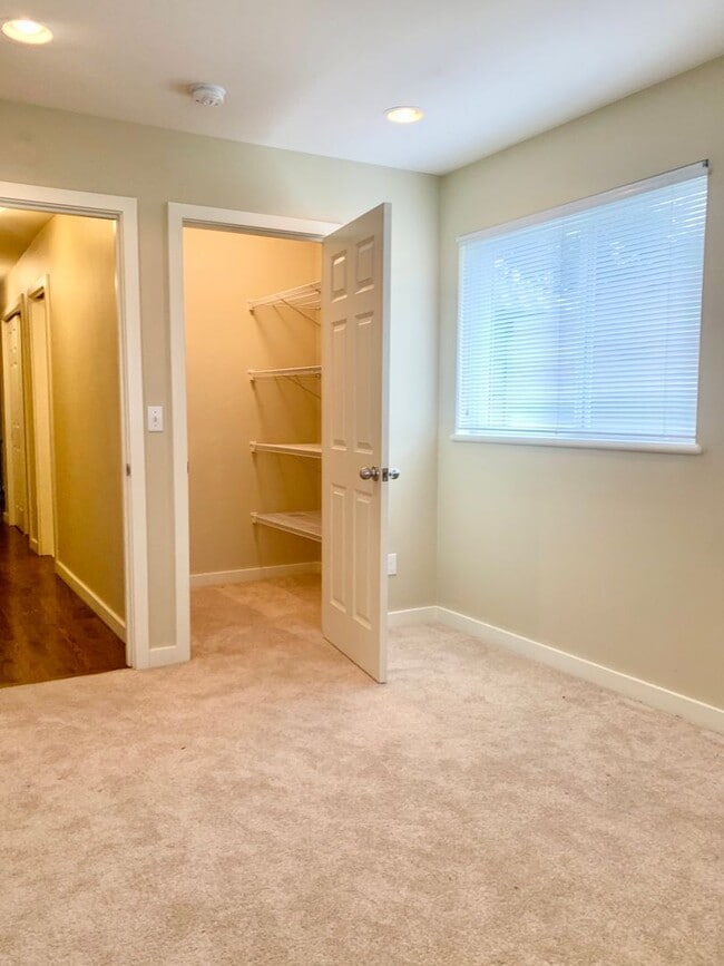 Building Photo - Madison Valley Home