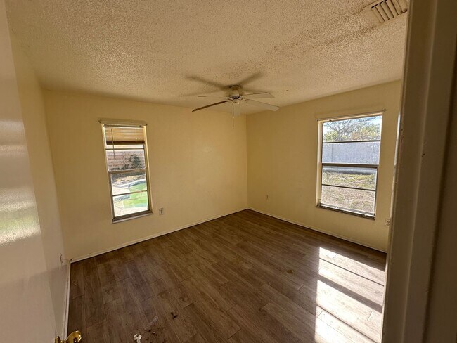Building Photo - Spacious 4-Bed Pool Home in Gulf Gate East - Available Now!