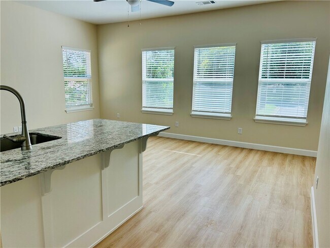 Building Photo - 706 E Johnson Ave