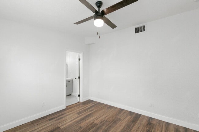 Building Photo - FULLY FENCED Home For Rent in St Petersburg!