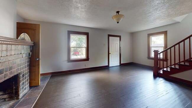 Building Photo - 4 Bedroom Single Family Home