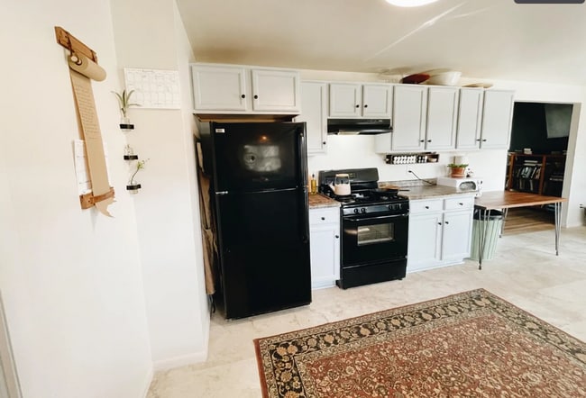 Building Photo - 4 bedroom house available SOON!