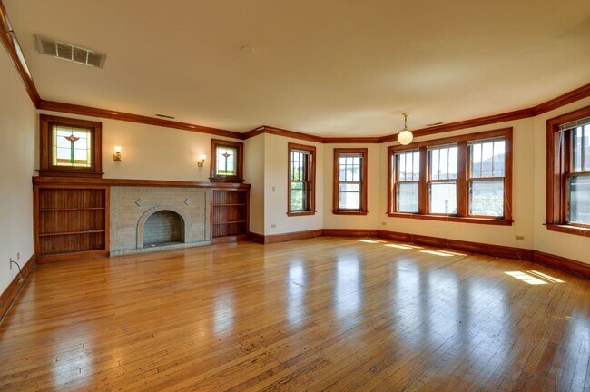 Primary Photo - 706 W Wellington Ave