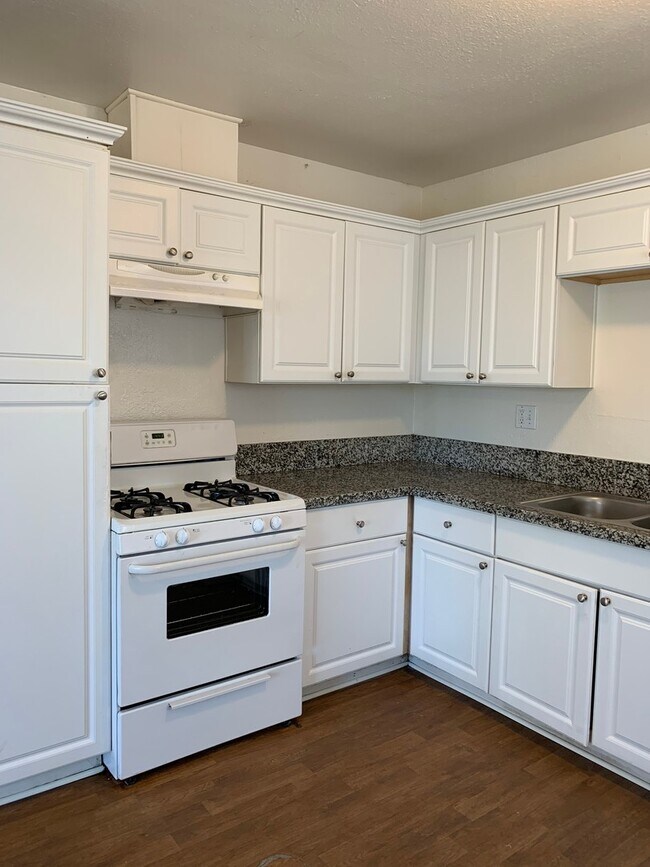 Building Photo - 4077 Oakcrest Dr
