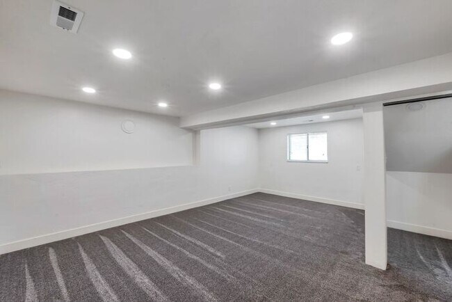Building Photo - Remodeled 6 beds, 2 car garage!!