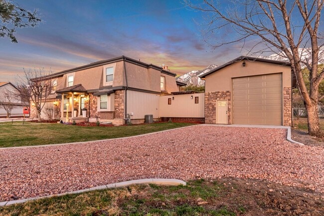 Building Photo - Beautiful 5-Bedroom Home in Sandy!