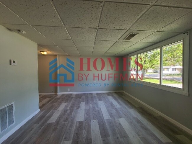 Building Photo - Two Bedroom House
