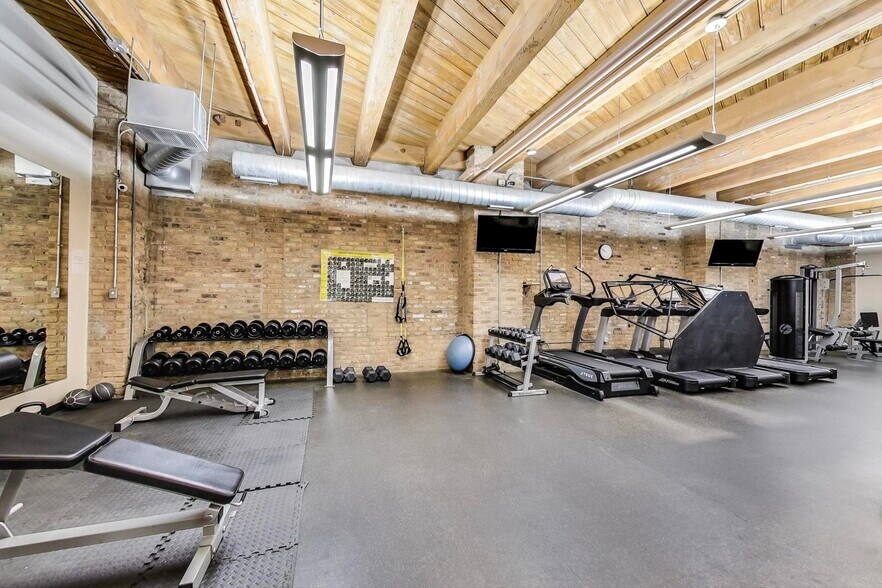 Building Photo - 1040 W Adams St