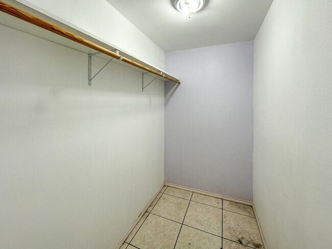 Building Photo - 715 Lake View Dr