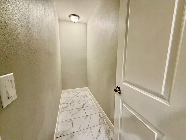Building Photo - Beautifully updated 1 bed 1 bath in Thousand Oaks! All utilities included