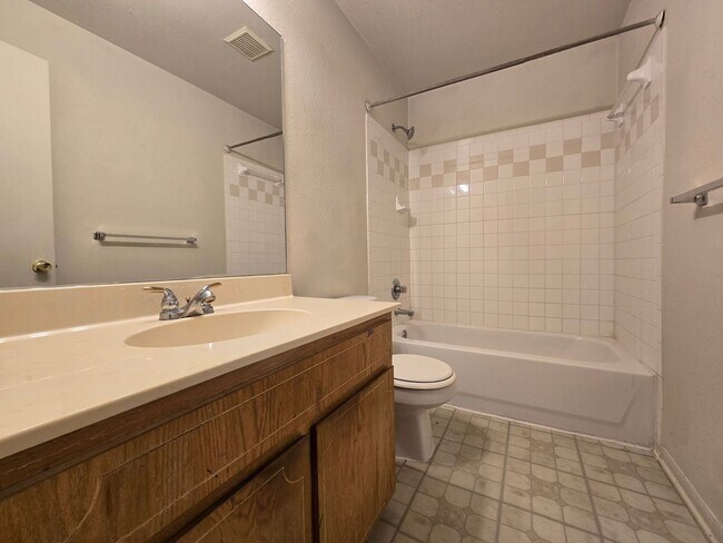 Building Photo - HUD / SECTION 8 ACCEPTED & READY FOR MOVE IN!