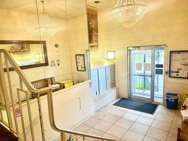 Building Photo - 1 Bed 1 Bath!  Pets Welcome!  Parking!