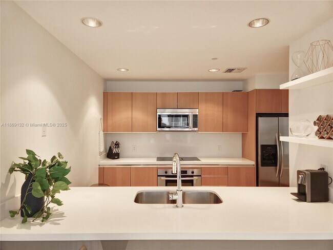 Building Photo - 1060 Brickell Ave