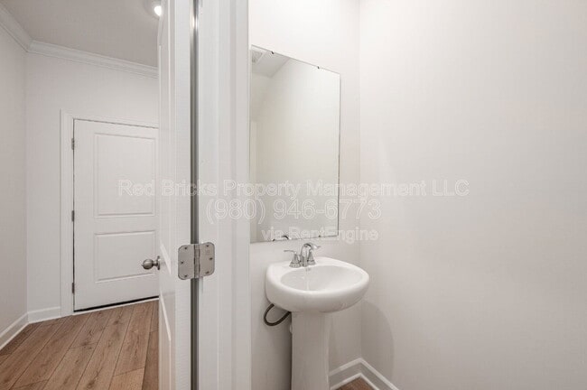 Building Photo - 8033 Hidden Spgs Trl