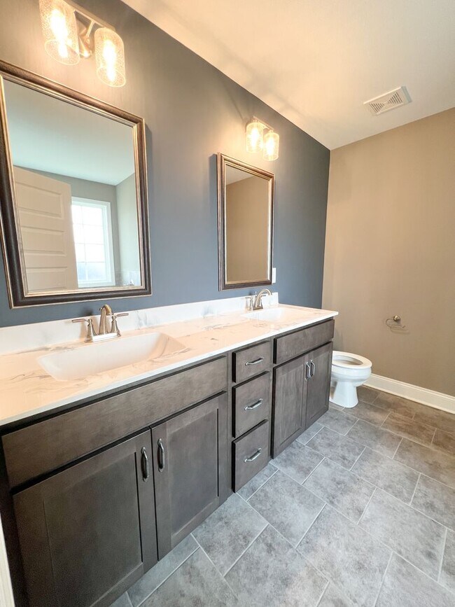Building Photo - Stunning Single-Family Home! 2 Car Garage,...