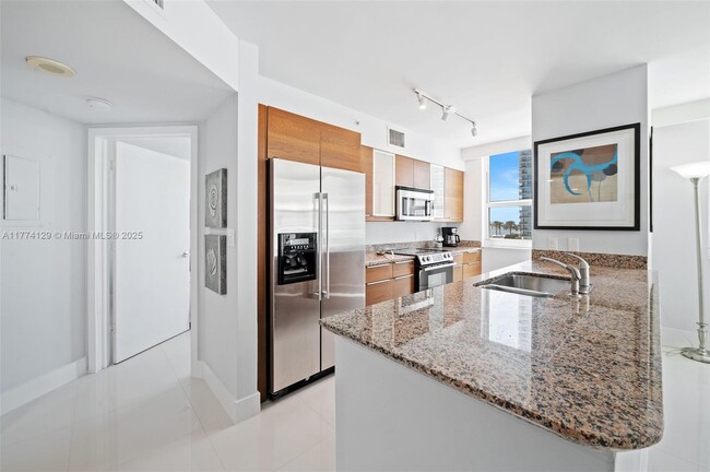 Building Photo - 1155 Brickell Bay Dr