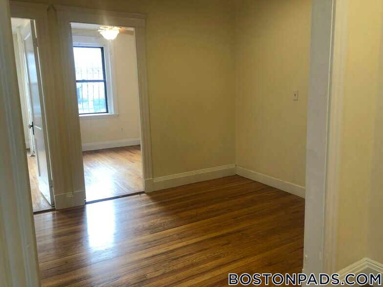 Building Photo - 240 Kelton St