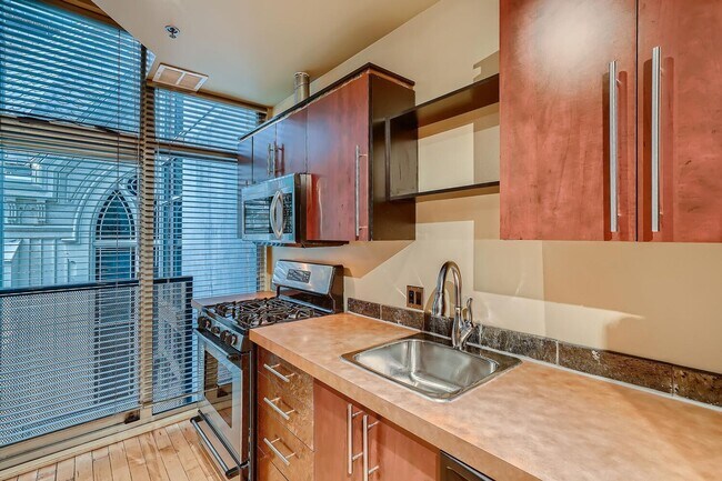 Building Photo - Discover Comfort & Style in the Heart of Portland