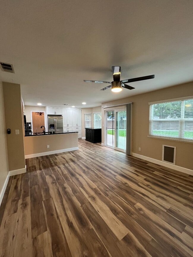 Building Photo - 827 Notre Dame Dr