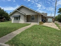 Building Photo - Tons of possibilities here!  3 bedrooms pl...