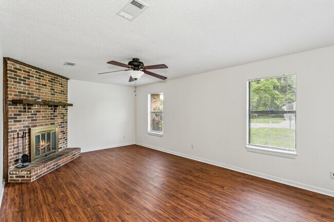 Building Photo - Minutes to NAS Pensacola & Corry Station – Convenient Coastal Living