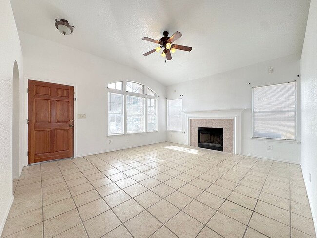 Building Photo - East El Paso 3bed/2bath  Refrig A/C!