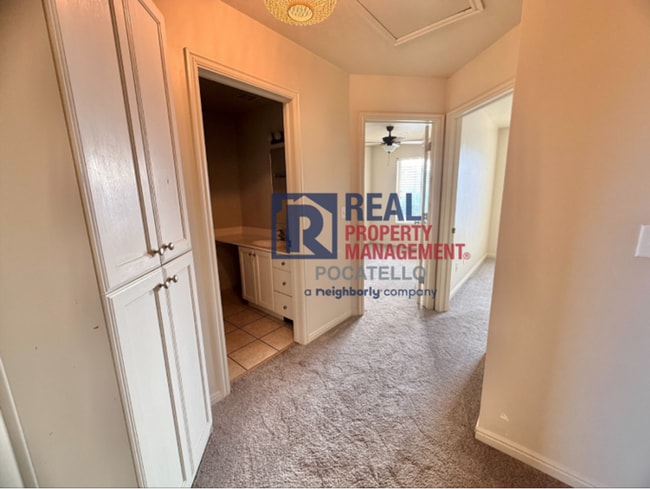 Building Photo - 3 Bed 1.5 Bath townhouse - 1 car garage