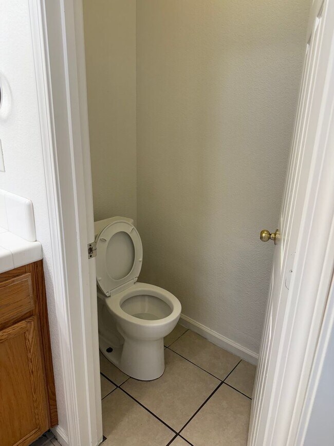 Building Photo - Move-in Ready!