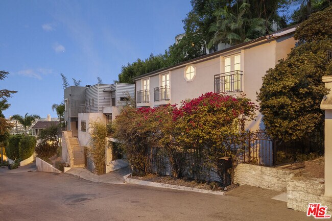Building Photo - 1531 Marmont Ave