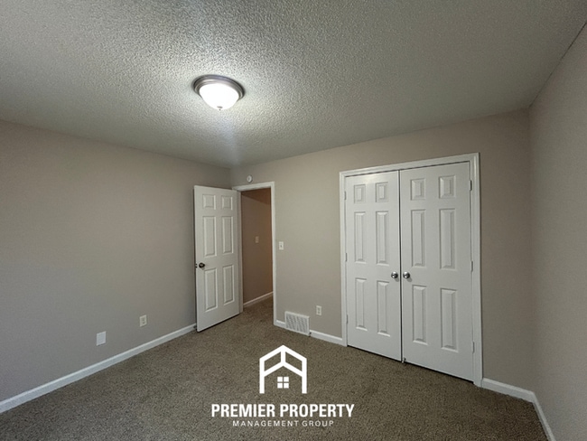 Building Photo - Spacious 4 Bedroom Home for Rent in Memphis | Vaulted Ceilings, Bay Windows & Fenced Yard