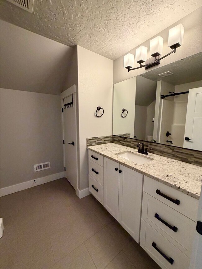 Building Photo - Gorgeous Craftsman Home- 5 bed, 3 Full Bath- Includes Landscaping!