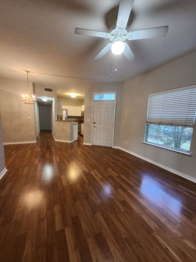 Building Photo - Move in Ready in NW Gainesville!