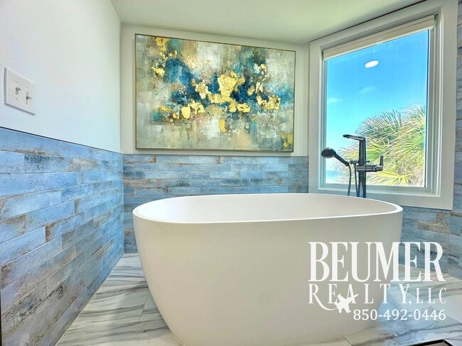 Building Photo - Upscale 3 BR 3 BA furnished Condo On the Gulf for 12 Month Lease