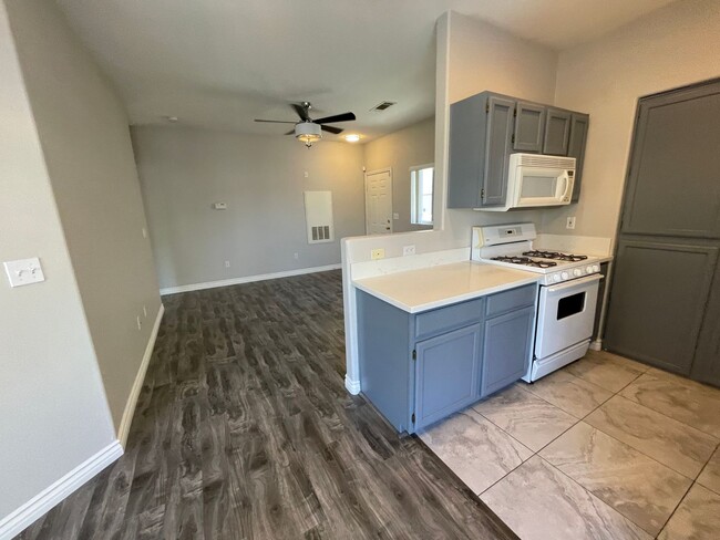 Building Photo - 2 Bedroom Summerlin Condo - Gated community