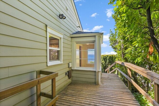 Building Photo - Charming Beach Drive Craftsman w/ AC and V...