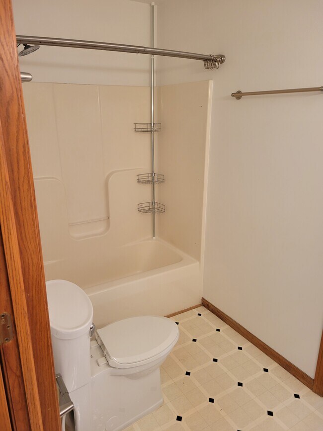 Full bathroom - 153 Jennifer Ln