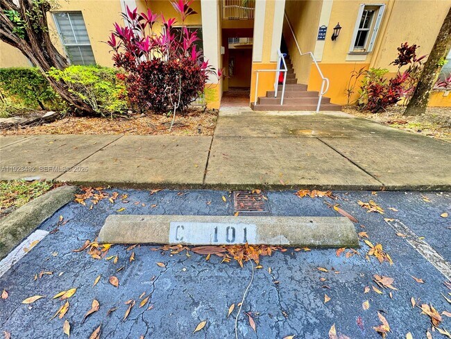 Building Photo - 120 Jacaranda Country Club Dr