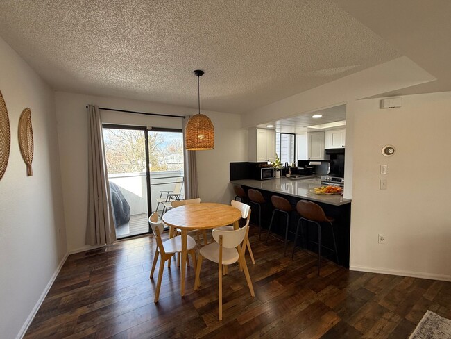 Building Photo - Welcome home to this beautifully updated townhome in the highly desirable Chesapeake Bay community!