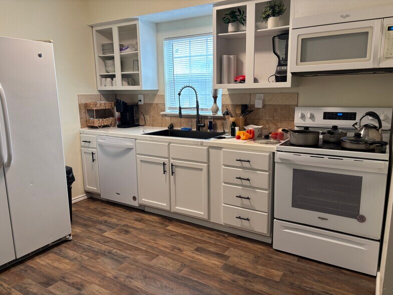 Full kitchen with dishwasher - 4685 Boot Hill Dr